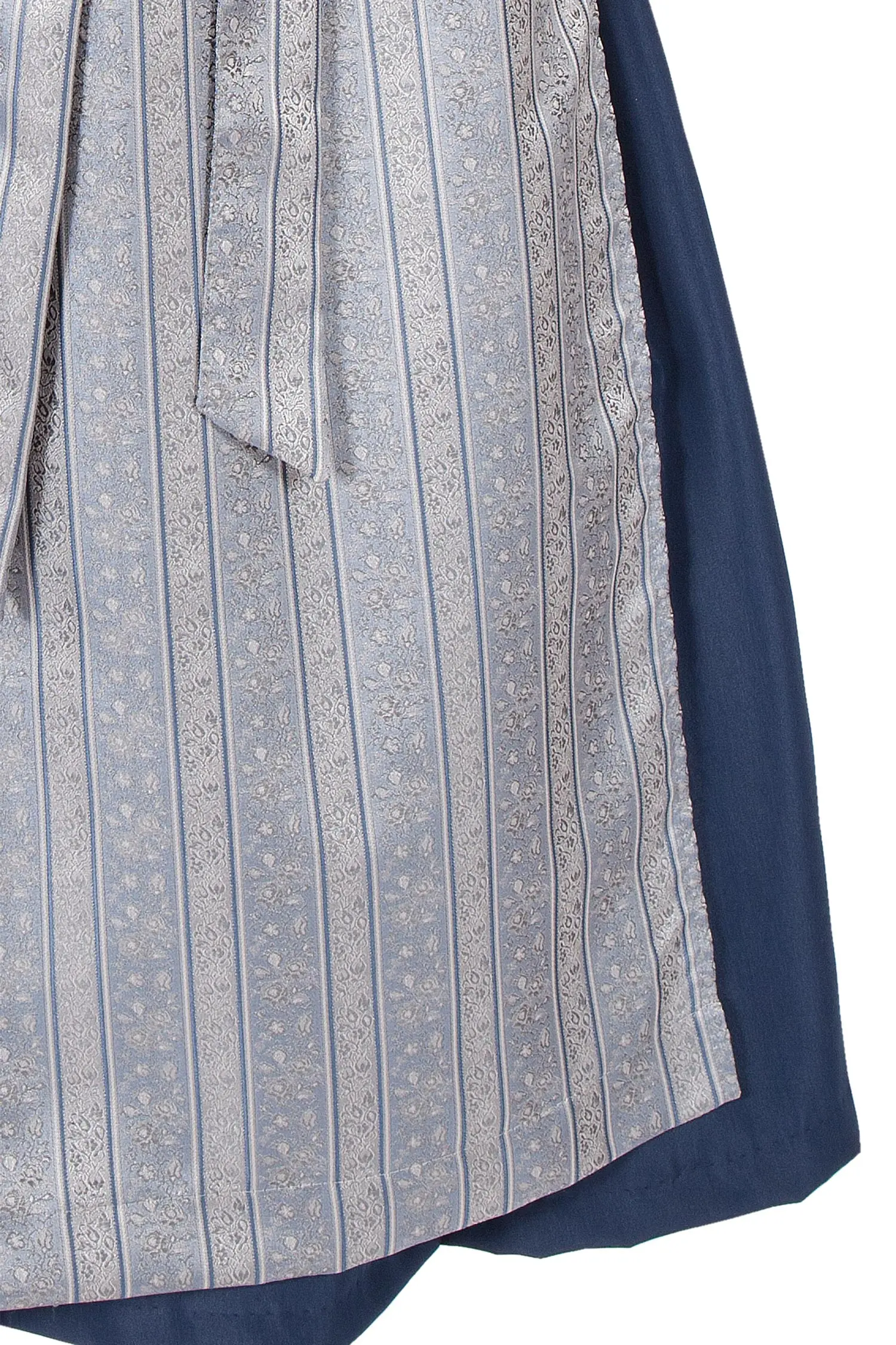 langes-dirndl-blau-silber-3033-0067-bl5-19-09d-9284-d Langes Dirndl Tessa in blau und silber Detail