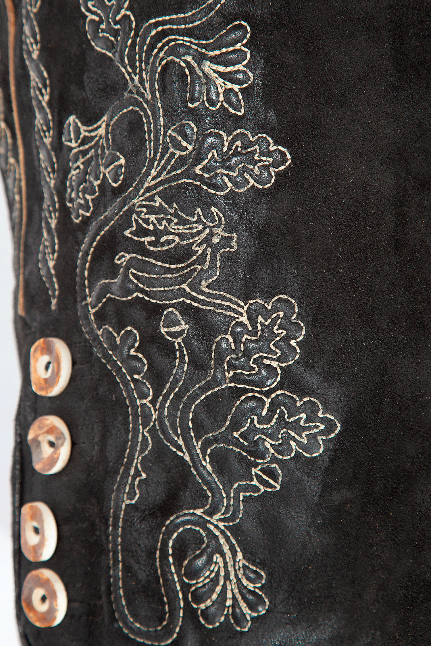 1607-0010-8na22-12a-3210 Kurze Lederhose in schwarz von Maddox - Detail Hosenbein
