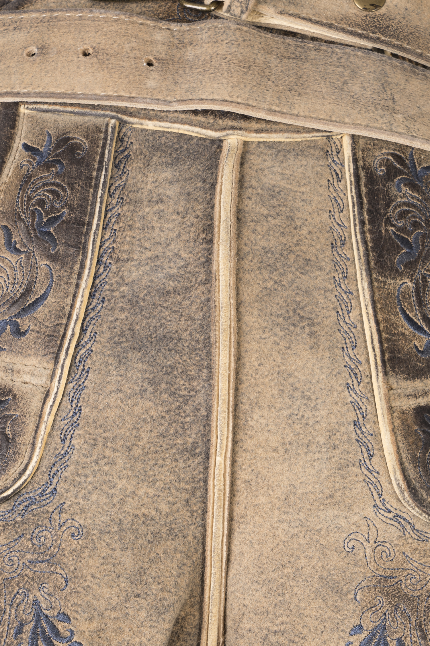 1613-1044-1bl-23-08-14-01766 Kurze Lederhose mit blau / grauem Stickbild - Detail Latz