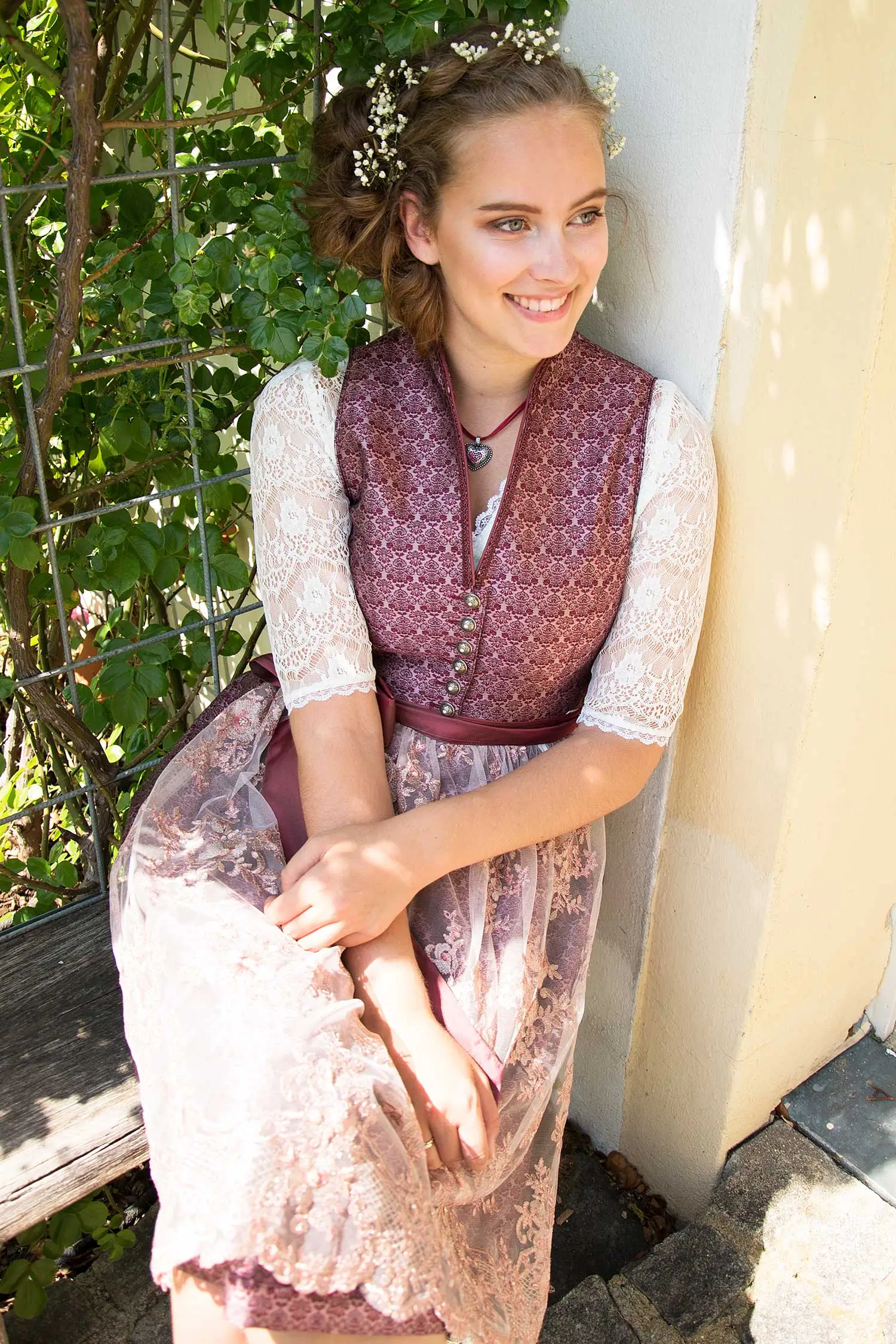 Midi Dirndl mit Glanz in bordeaux und V-Ausschnitt Model