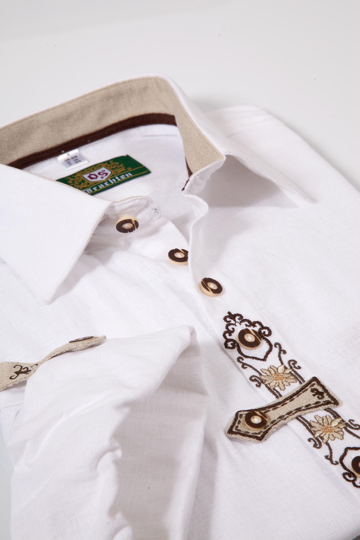 trachtenhemd-landhaus-weiss-1514-1077-ws2-18-04f-4254-b Landhaushemd für Herren aus Leinen in weiß Detail