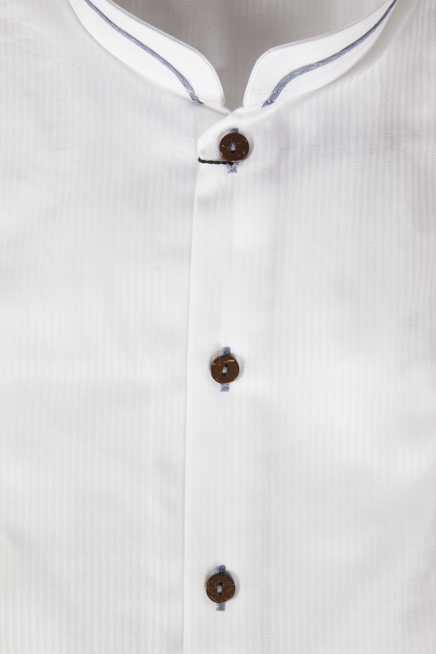 1508-0017-BL5-23-06-a0380 Jacquard Trachtenhemd in weiß / dunkelblau - Detail Knöpfe