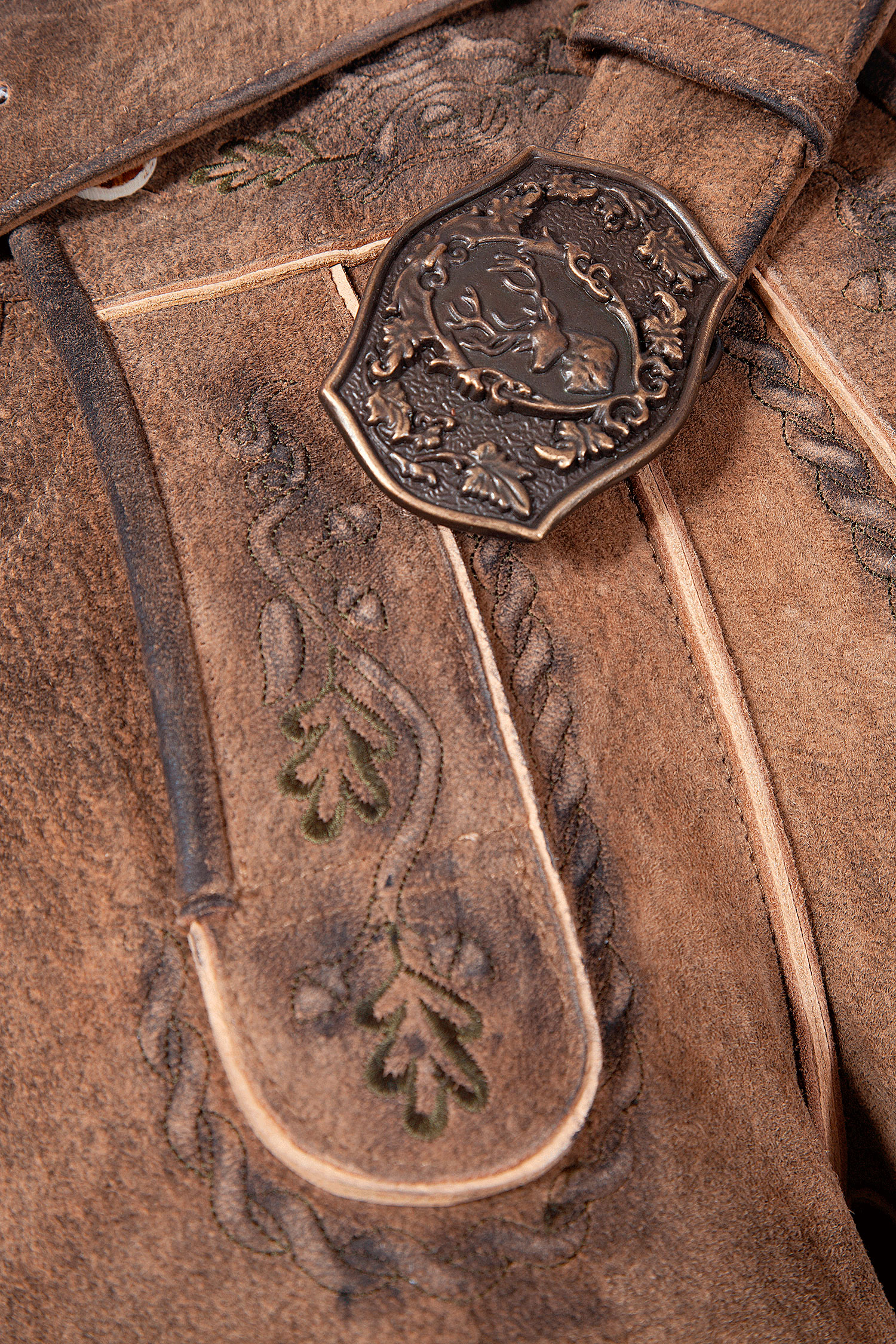 1606-0005-3GN-23-03c-4335c Besondere Lederhose in Honigbraun - Detail Latz