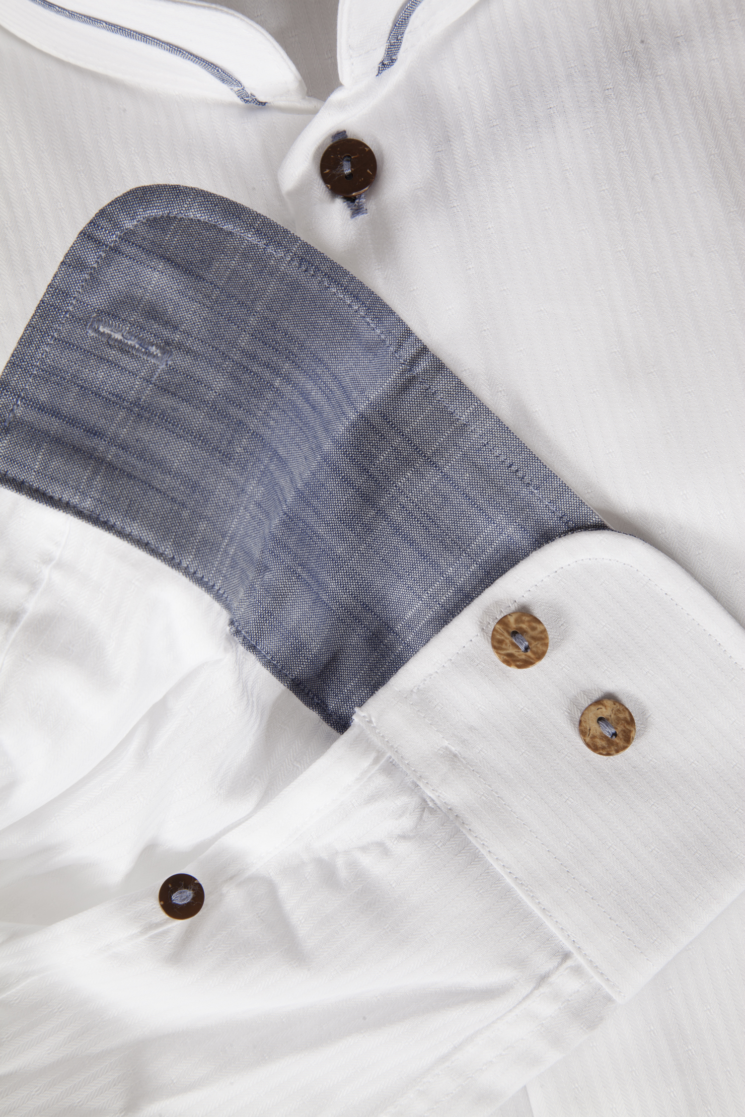 1508-0017-BL5-23-06-a0377 Jacquard Trachtenhemd in weiß / dunkelblau - Detail Ärmel