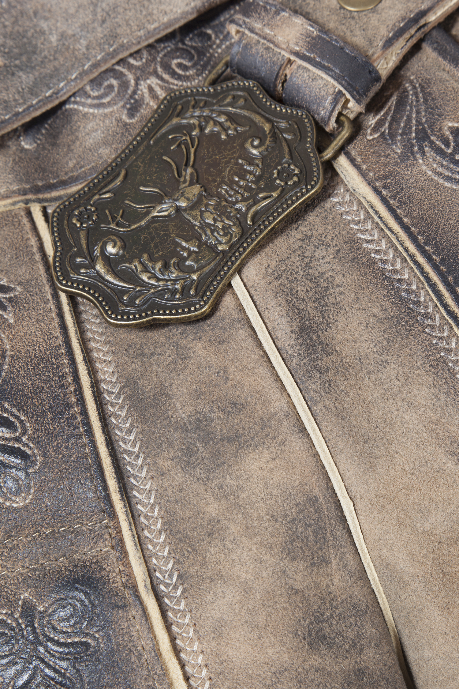 1601-1023-2NA-23-05-e7280 Lederhose Amberg in camel mit Gürtel - Detail Latz