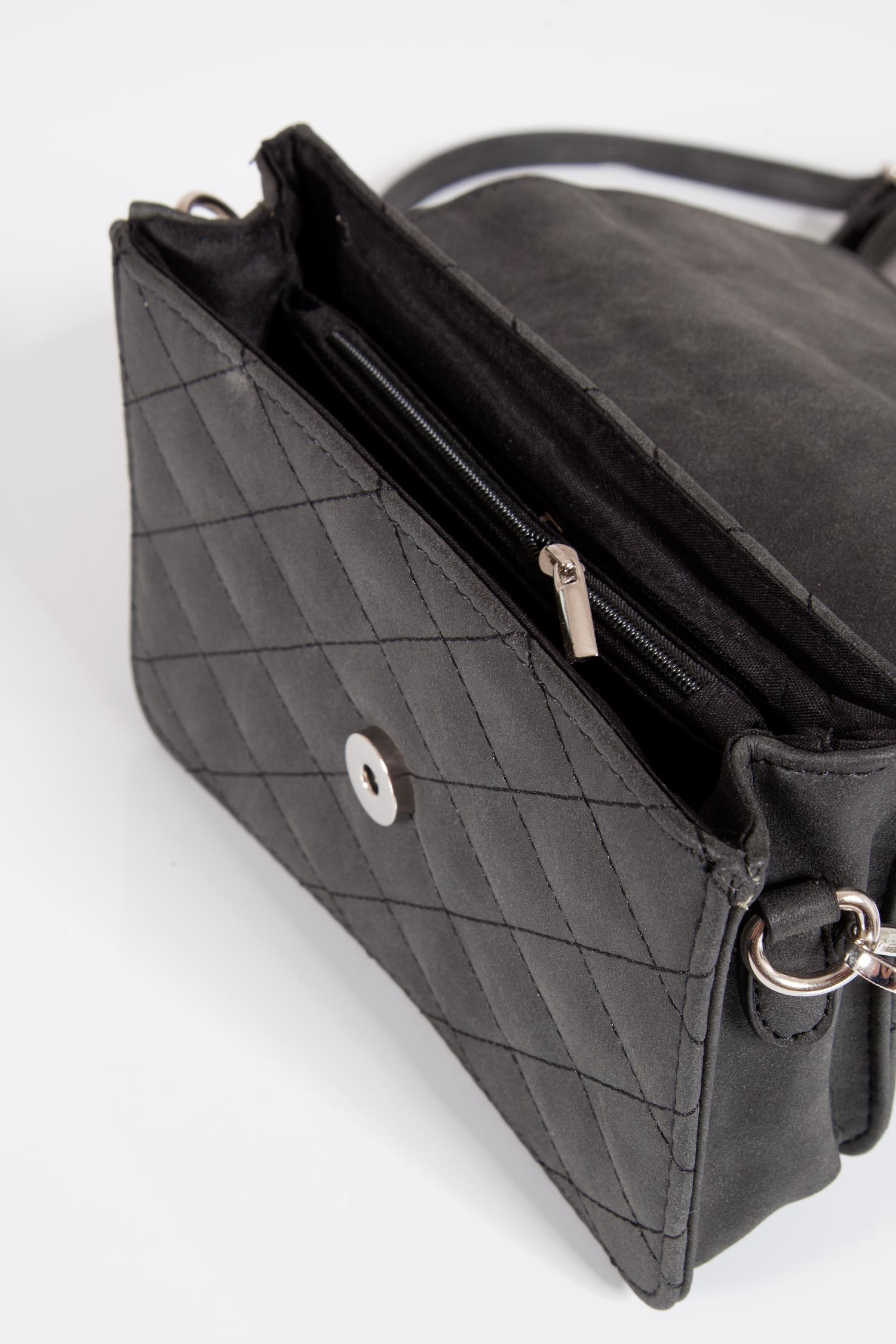 Trachtentasche mit Hirsch in schwarz zum umhängen offen