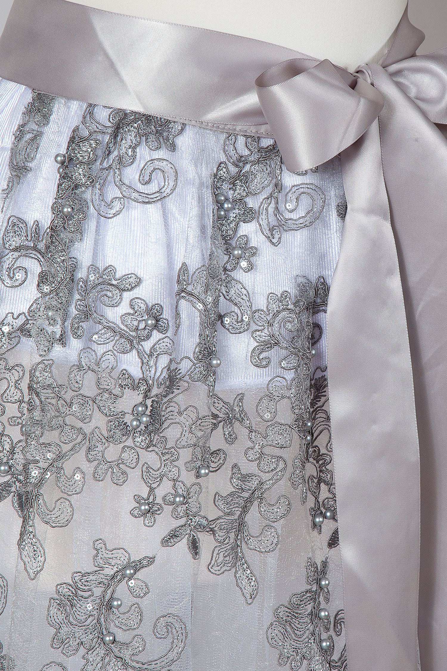 3140-0053-SI2-23-04a-5523c Dirndlschürze Nadina aus Spitze in silber 65 cm - Detail Schleife