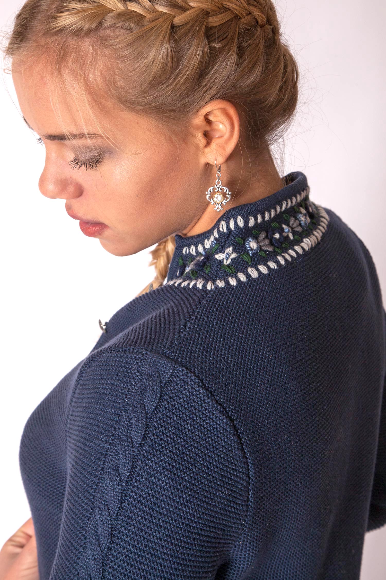trachten-strickjacke-marine-32210-1257-bl9-19-11b-0748-d Trachten Strickjacke in marine mit Stehkragen Detail