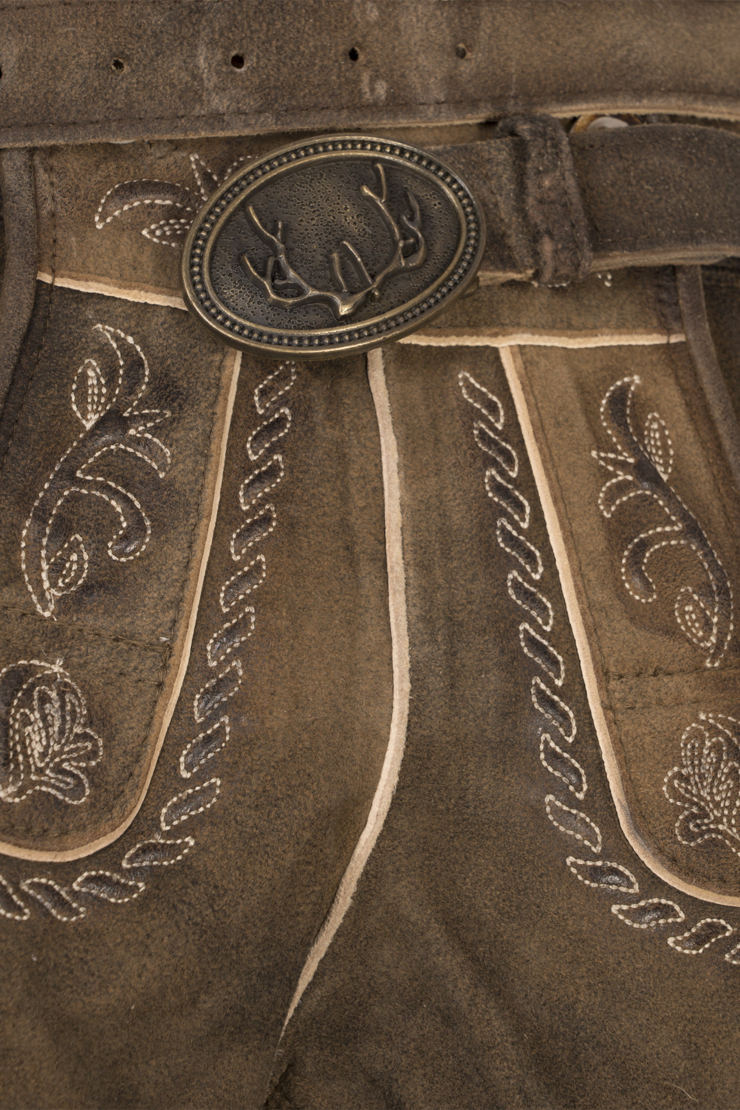 2611-1140-3na-24-04-1204685 Lederhose Angelina in Mittelbraun Detail Latz