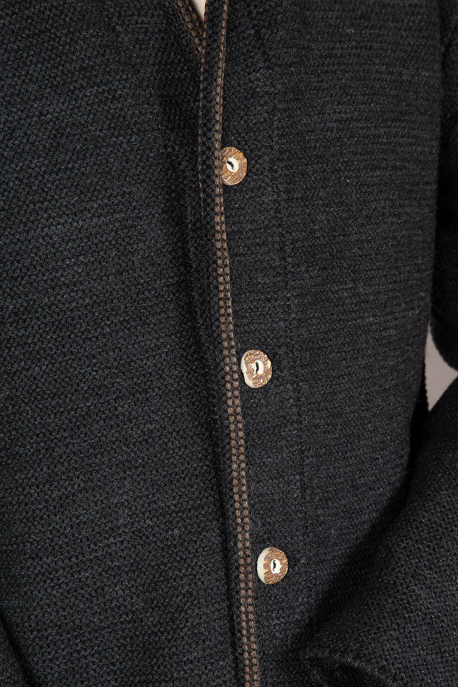 Trachten Strickjacke Hausstein in schwarz - Detail Knöpfe