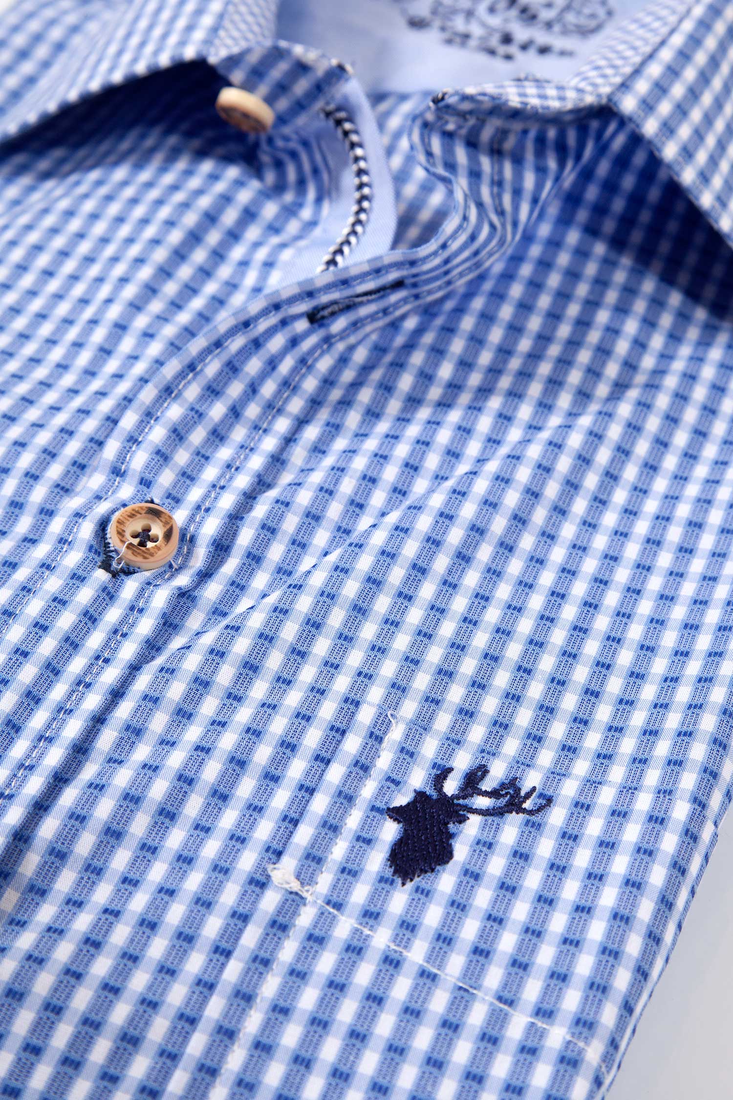 trachtenhemd-modern-kurzarm-blau-1556-0003-bl4-18-04f-4305-b Trachtenhemd modern in blau mit kurzen Armen Detail