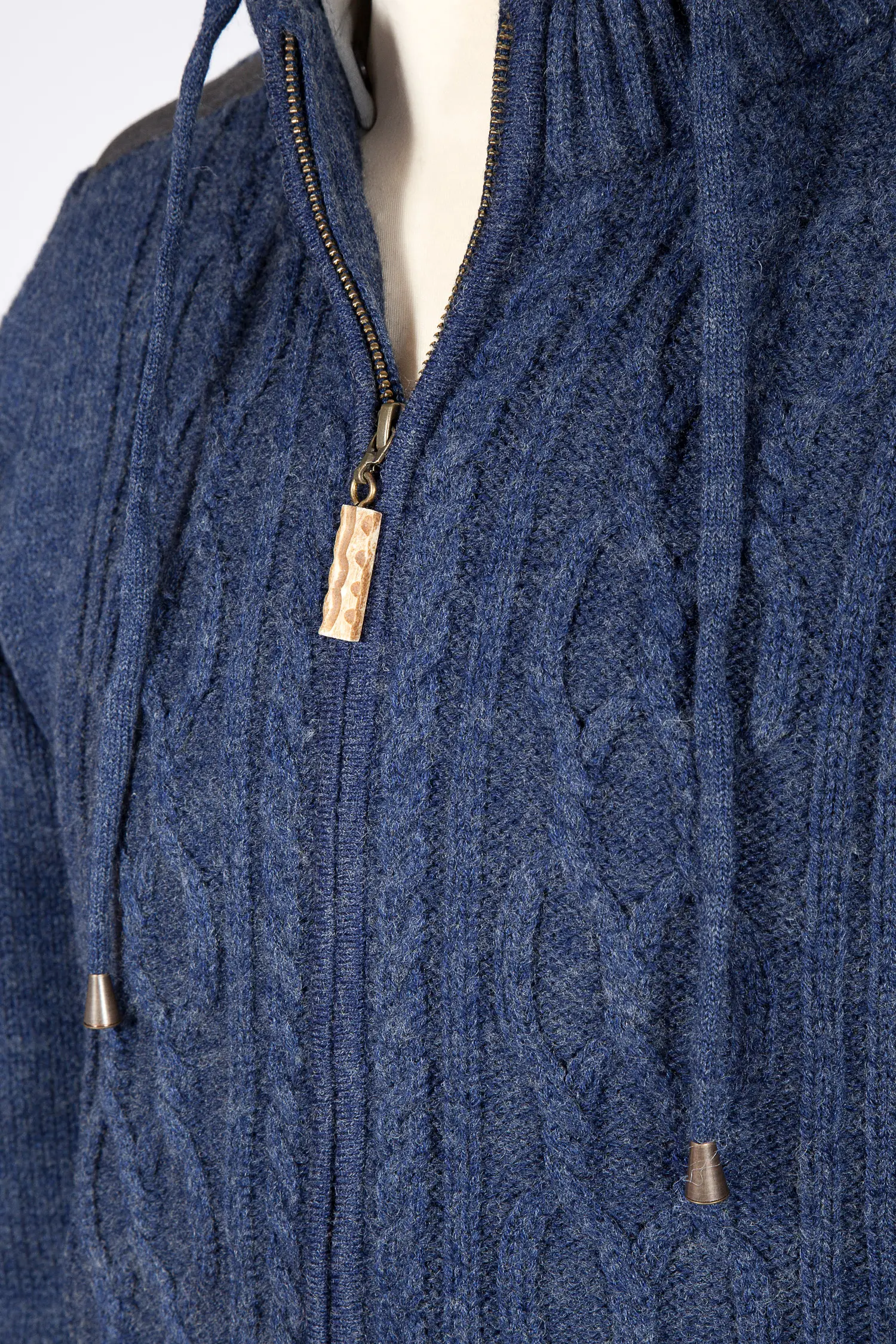 Trachten Strickjacke Waidsee in blau- Detail