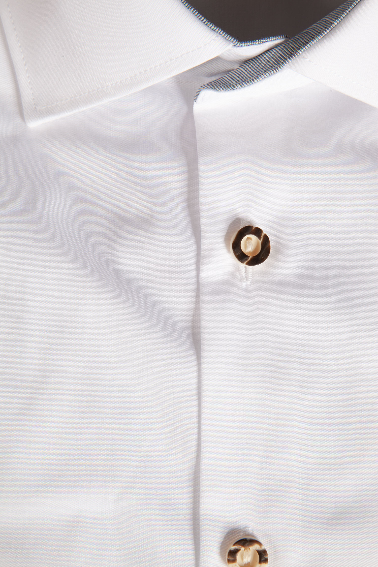 1514-1100-GR423-05-c6883c Trachtenhemd in weiß mit grauen Details - Detail Knöpfe