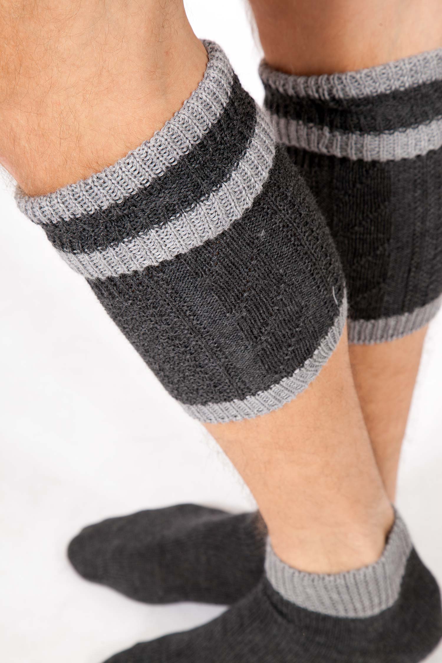 loferl-grau-4515-1001-an6-19-09f-9525-b Trachten Loferl für Herren in anthrazit und hellgrau Detail