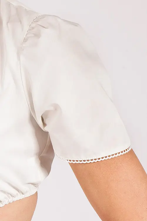 Dirndlbluse Babsi in creme mit V-Ausschnitt Arm 