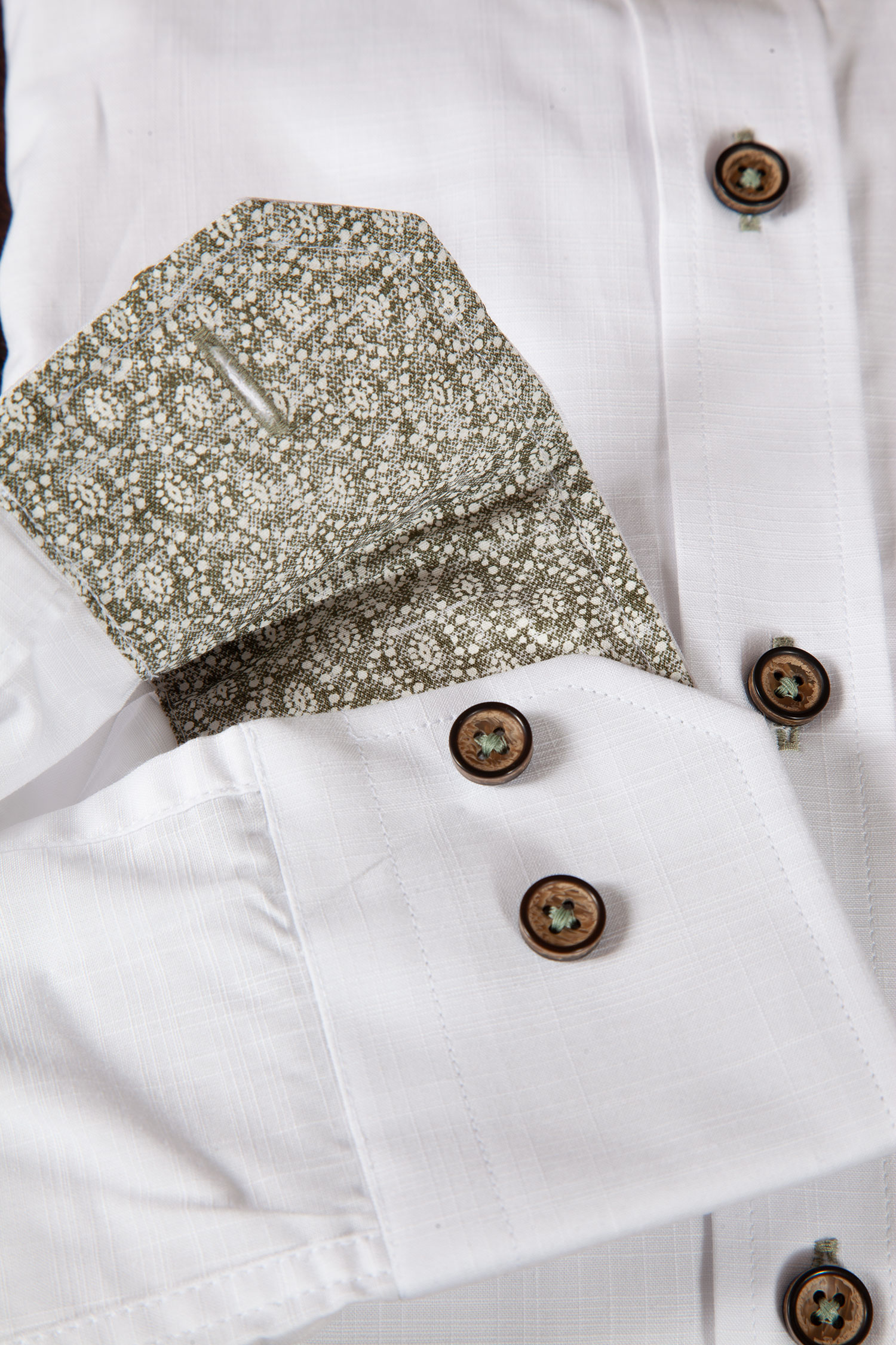 Trachtenhemd in weiß mit edlen Akzenten - Detail Ärmel