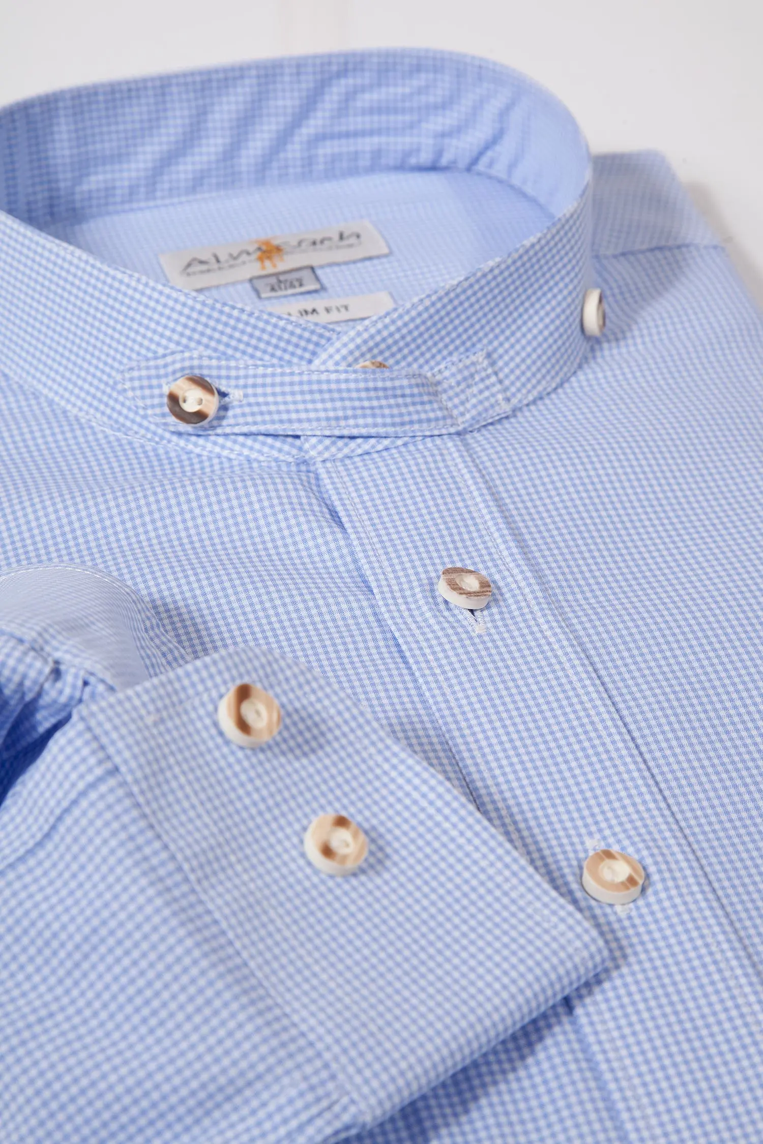 trachtenhemd-hellblau-stehkragen-1524-1040-bl3-19-01d-2418-b Trachtenhemd mit Stehkragen von Almsach in hellblau Detail