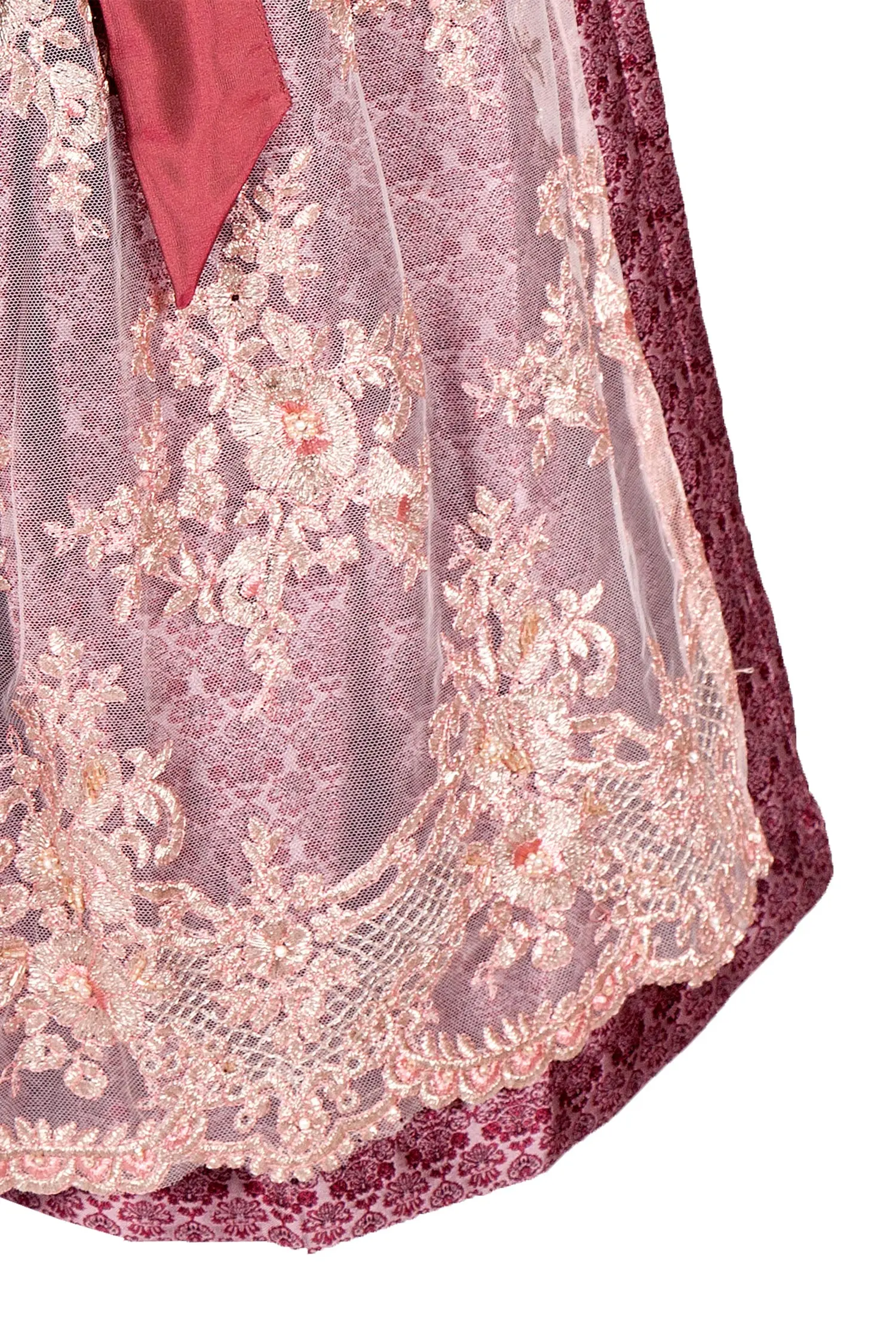 Midi Dirndl mit Glanz in bordeaux und V-Ausschnitt Detail