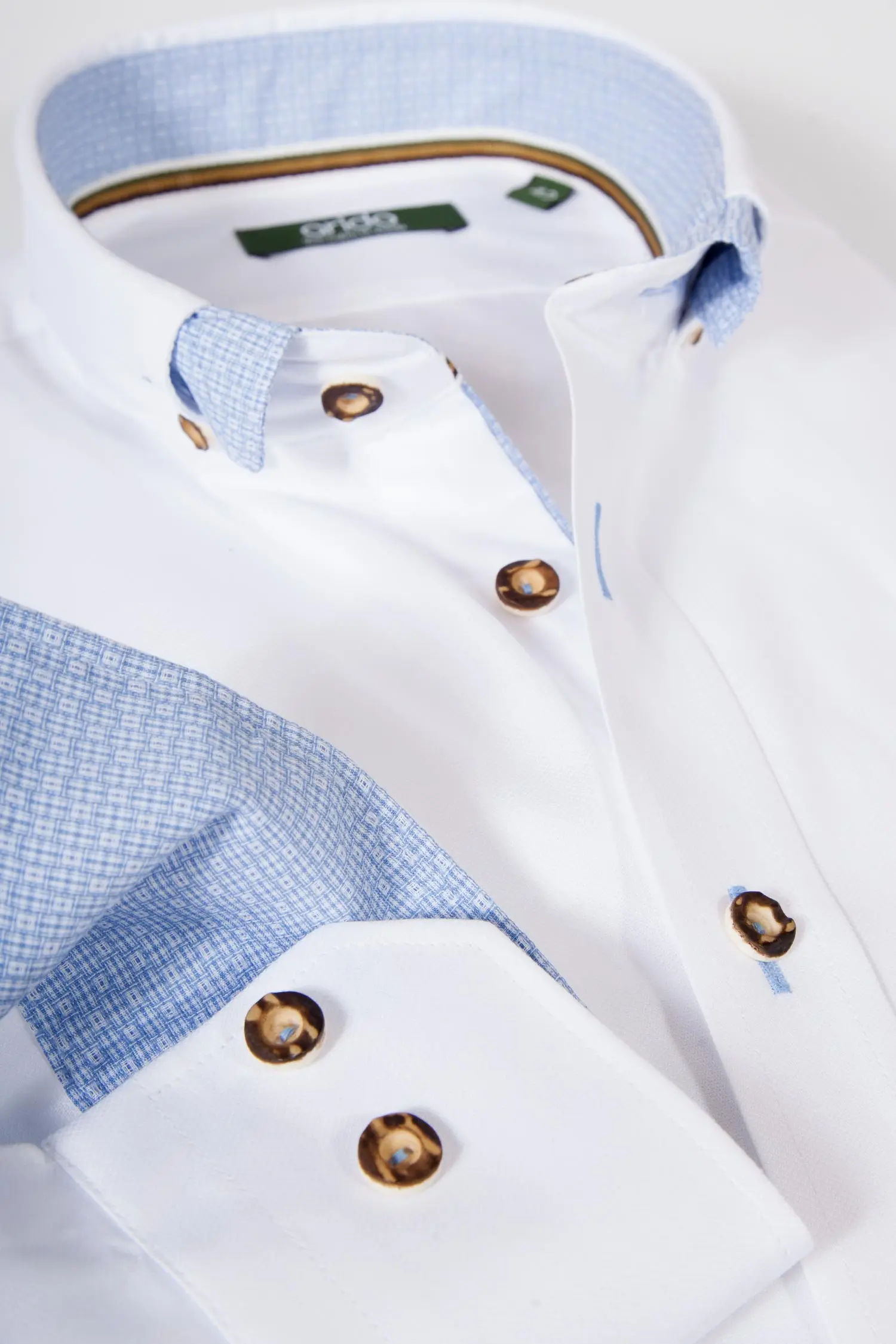 trachtenhemd-weiss-hellblau-1512-1282-ws8-19-09b-9144-b Trachtenhemd von arido in weiß mit hellblauen Details Detail