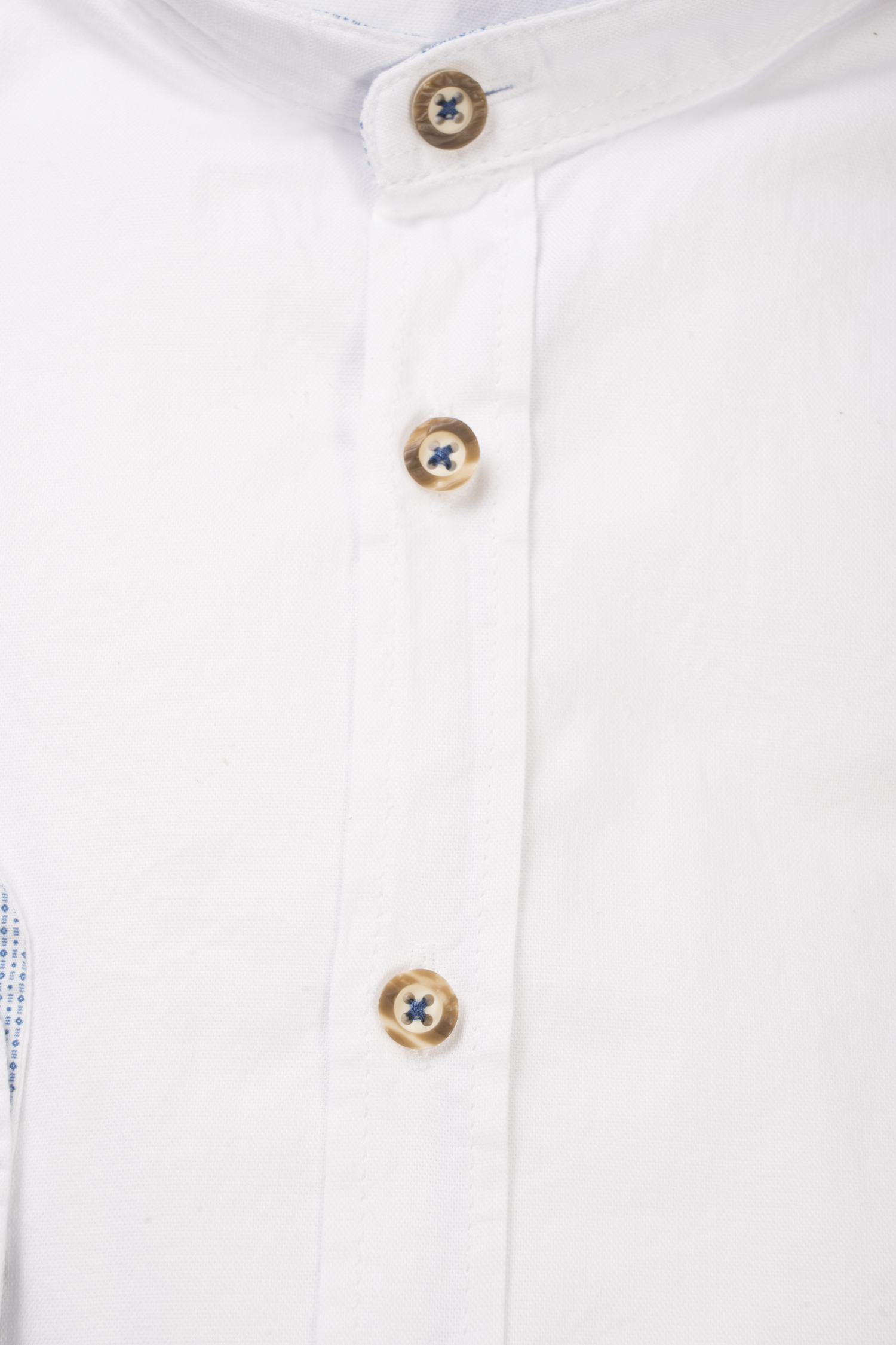 1504-0008-bl4-23-08-2402658 Trachtenhemd mit blauen Akzenten - Detail Knöpfe