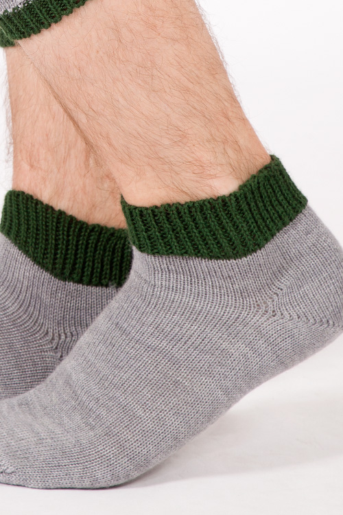 Trachten Loferl für Herren in hellgrau und tanne Detail