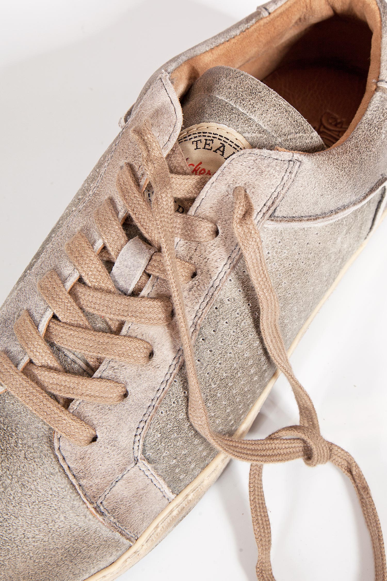 trachten-leder-sneaker-grau-1714-1049-gr2-20-03c-8164-b Herren Trachten Sneaker in rauch grau aus Leder Detail