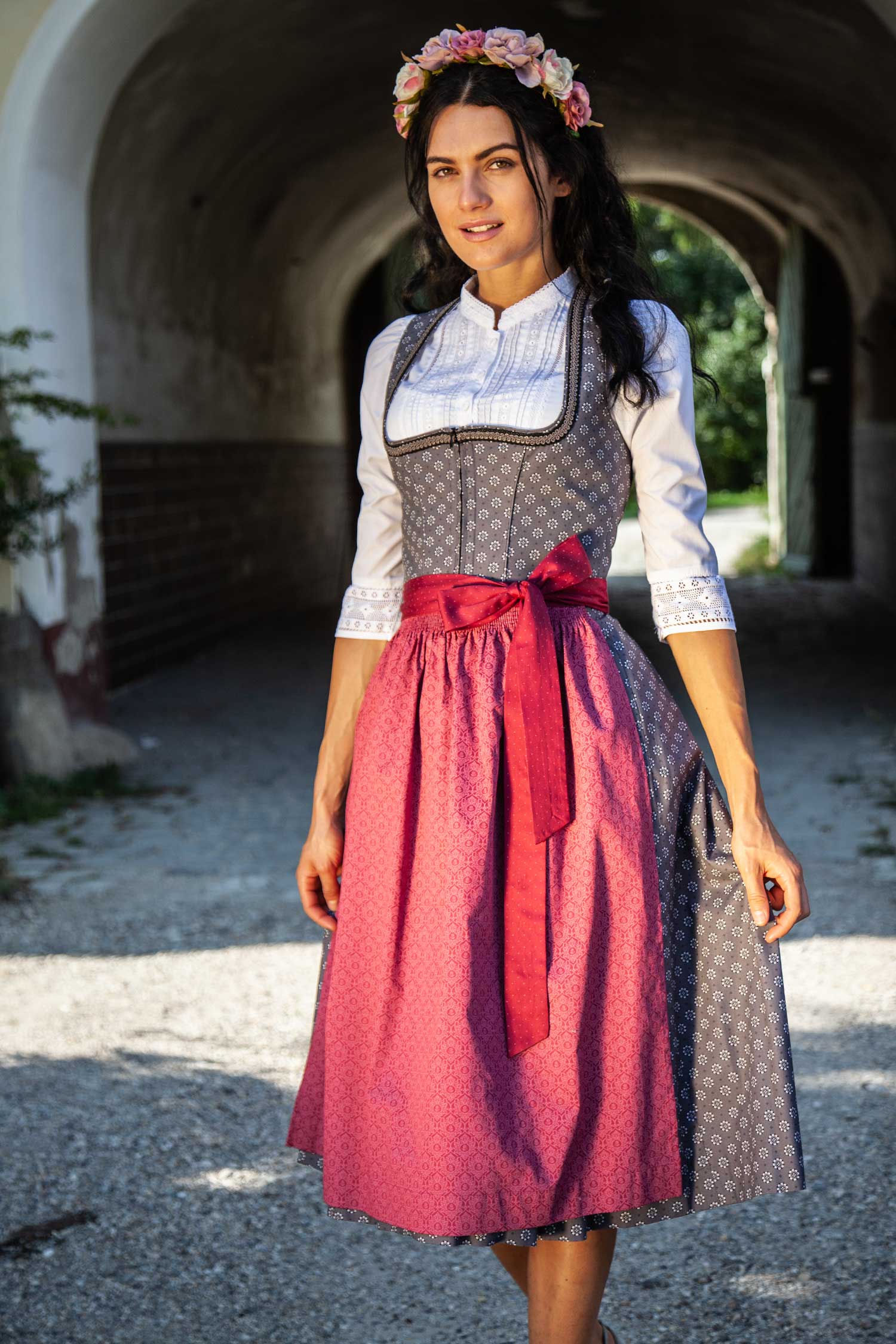 3091-1450-an5-19-08l-7809-e Midi Dirndl Wilma in grau mit Blumen und beere Model