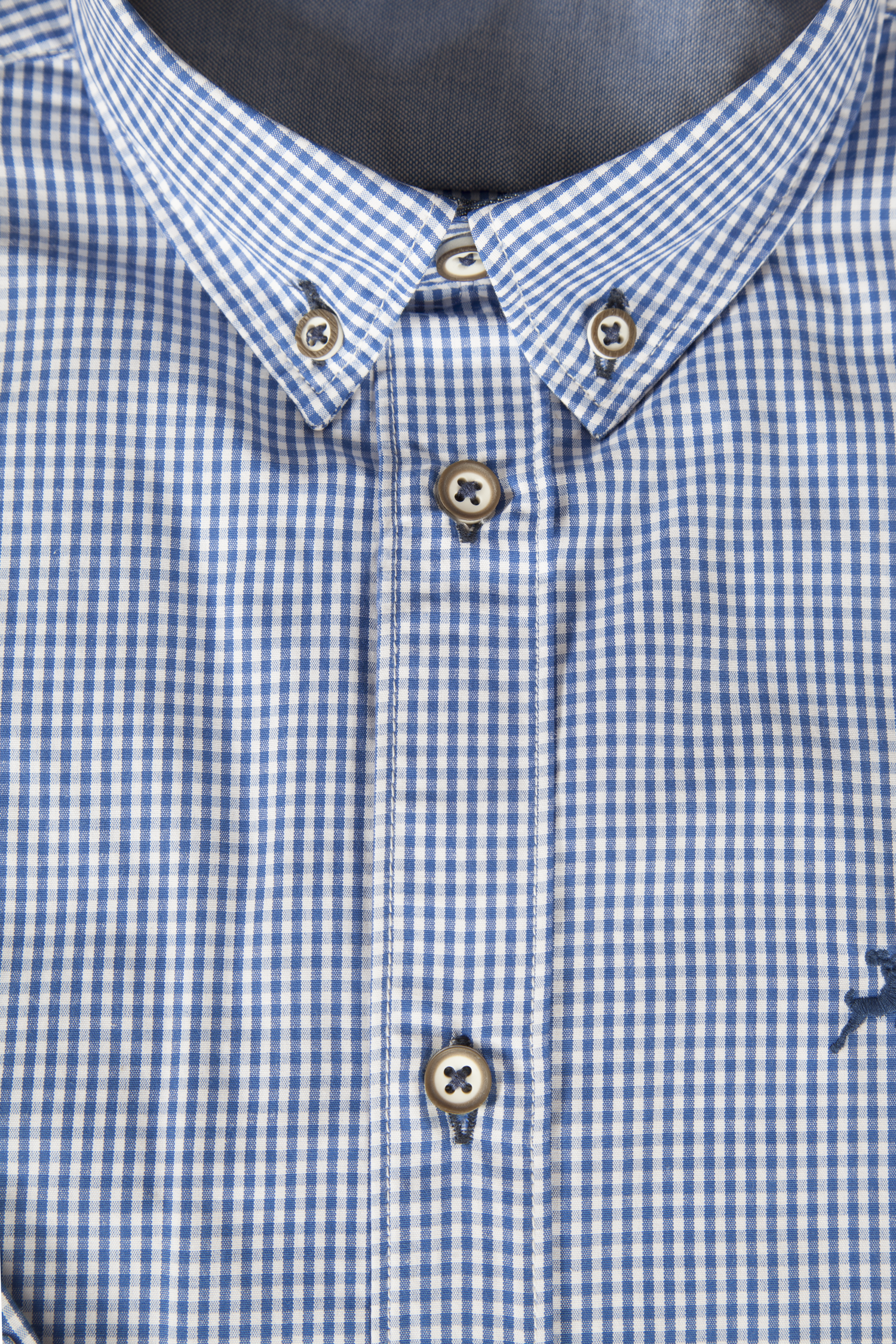 1523-2365-bl6-23-05-q9614eys215g4o5UrP Trachtenhemd in blau/weiß kariert - Detail Knöpfe