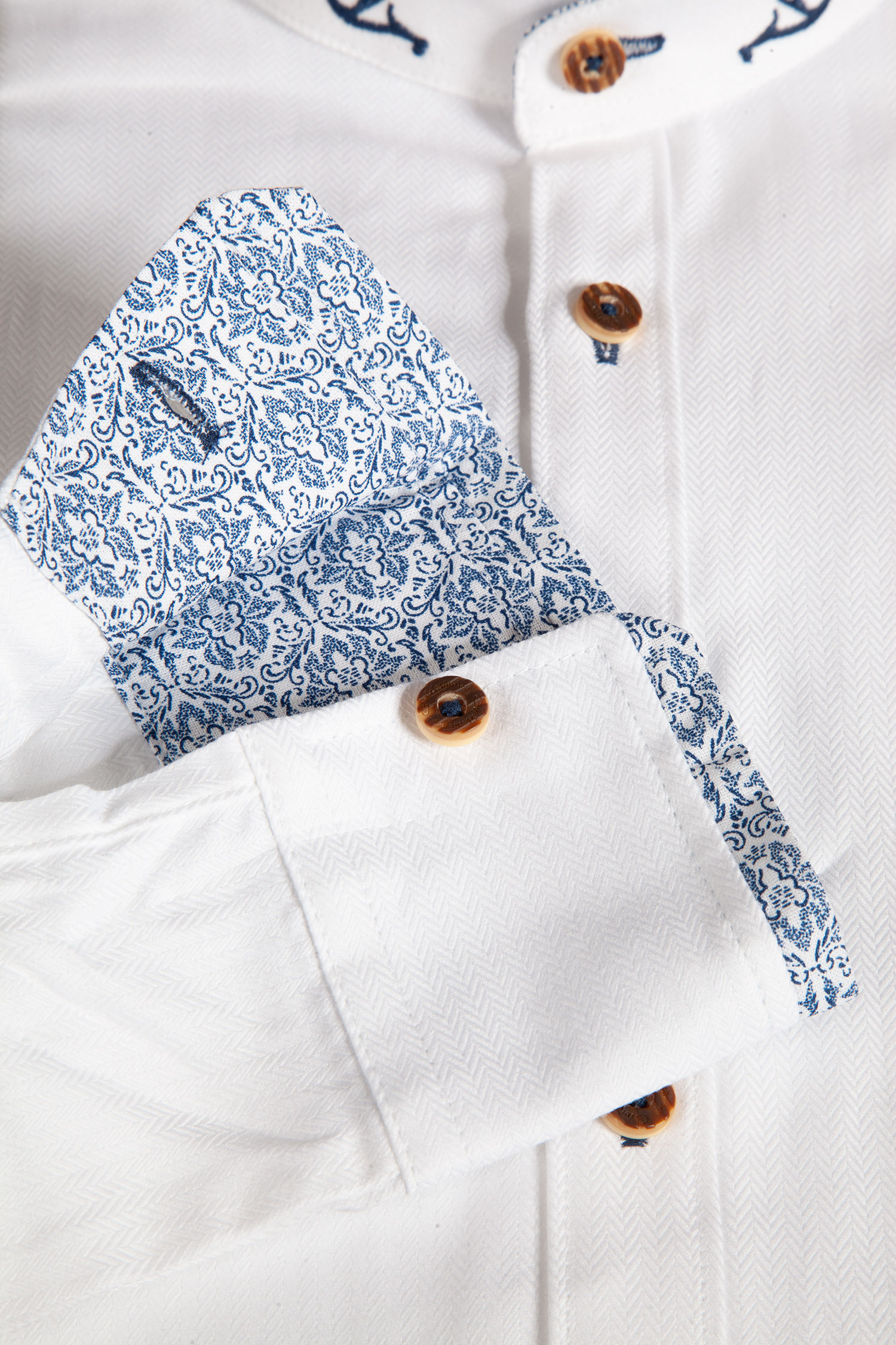 1506-0026-BL323-05-c6858b Trachtenhemd in weiß mit blauen Details - Detail Ärmel