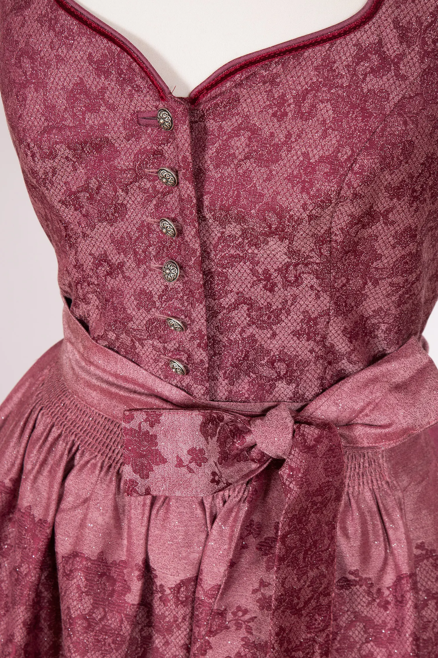 Midi Dirndl Franceska in beere mit Schneewittchenkragen Detail Mieder