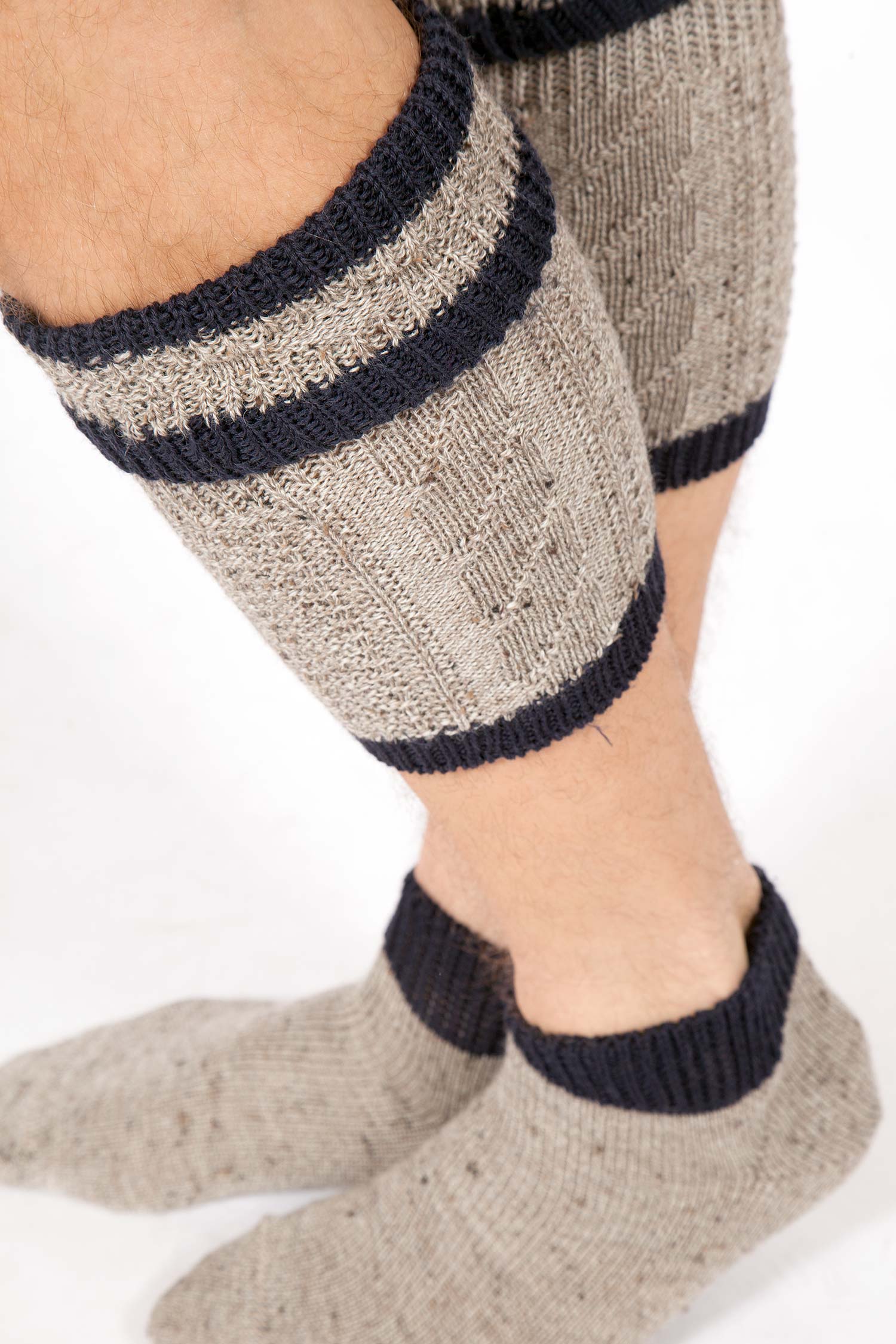 trachten-loferl-hellbraun-marine-4515-1001-be9-19-09f-9522-b Trachten Loferl für Herren in hellbraun und marine Detail