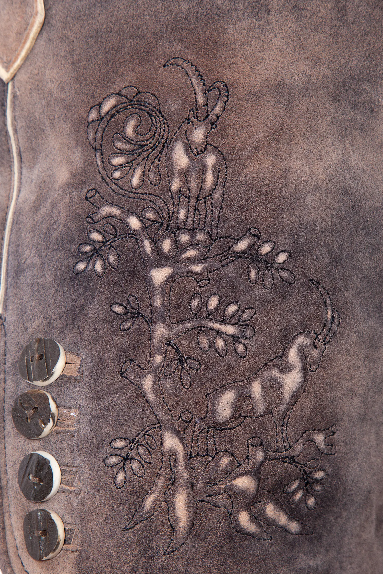 Kurze Lederhose Pinzgau in dunkelbraun mit Gürtel Detail Bein