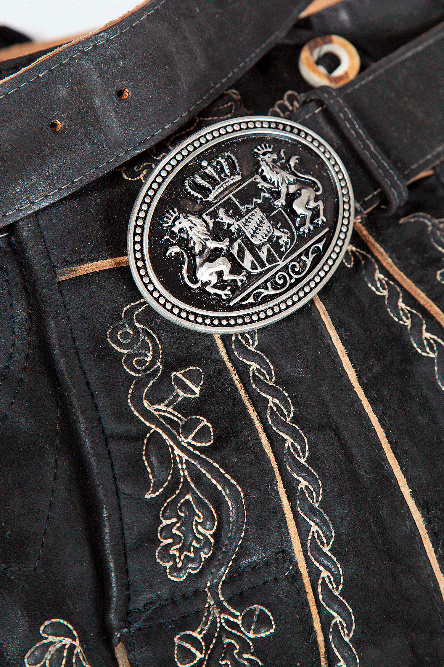 1607-0010-8na22-12a-3209 Kurze Lederhose in schwarz von Maddox - Detail Schließe