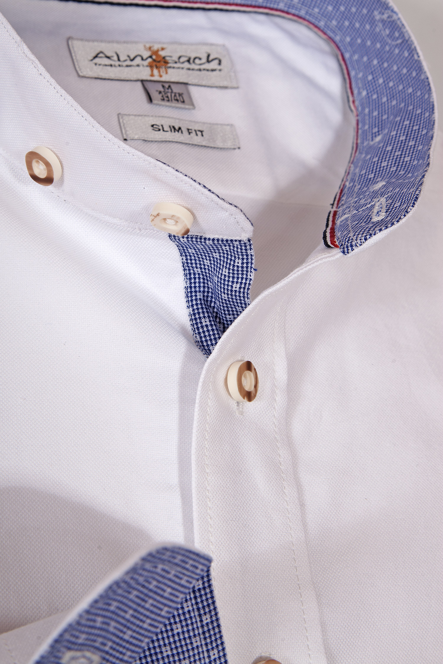 Trachtenhemd in weiß mit Stehkragen Detail