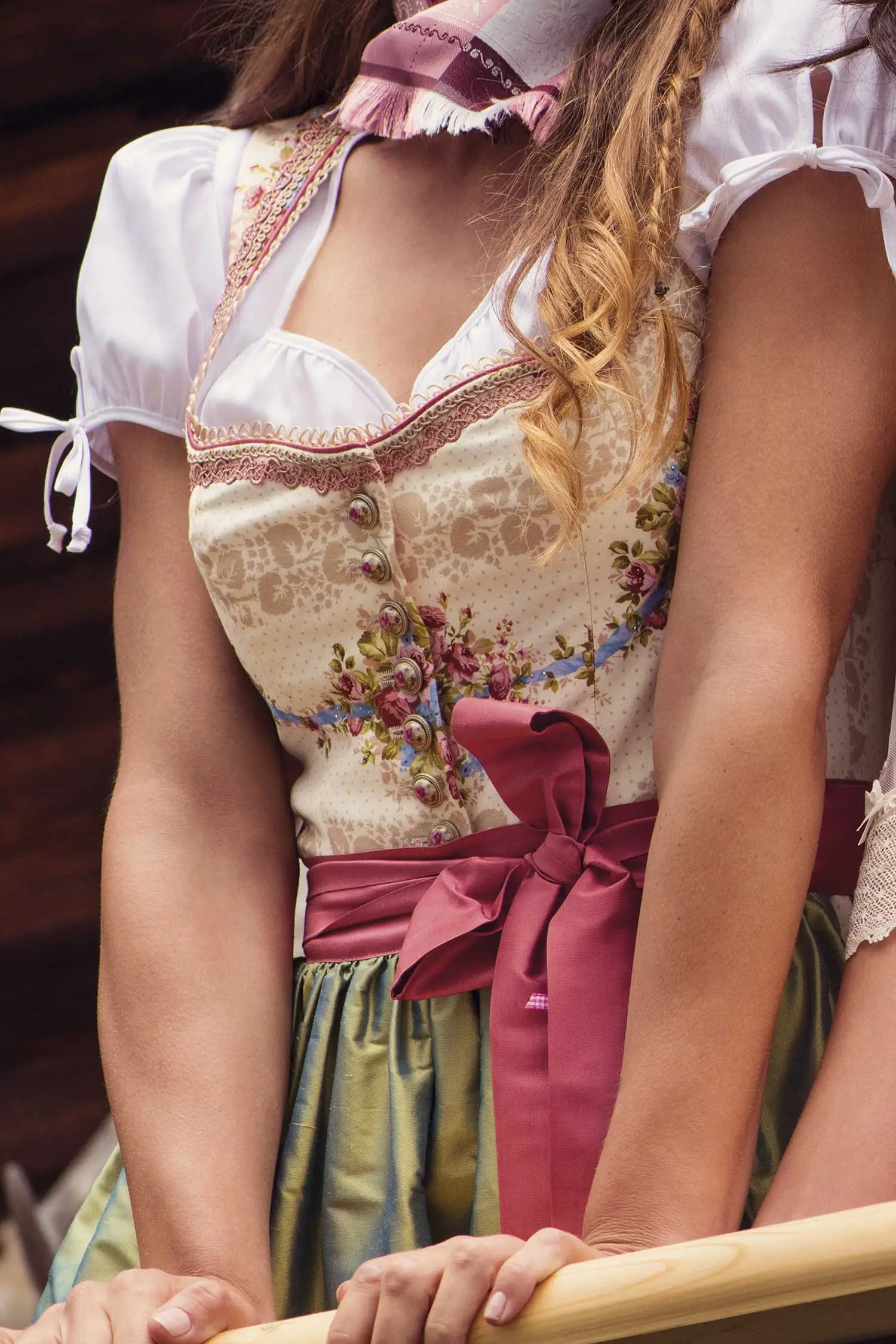 Sportalm Dirndl Nostalgie mit grüner Seidenschürze Model
