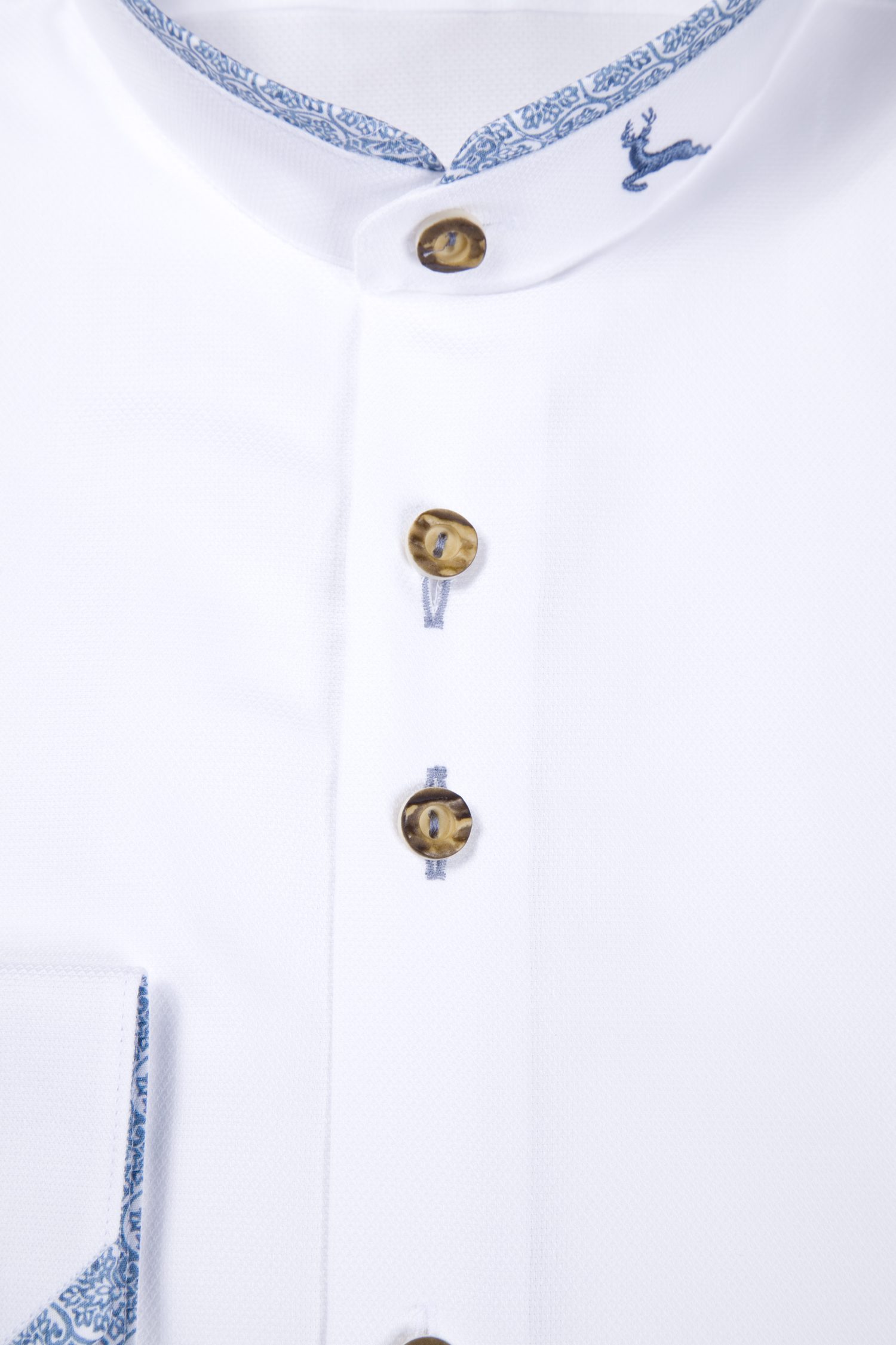 1506-0029-bl4-23-11-300010 Oxford Trachtenhemd weiß / blau - Detail Knöpfe