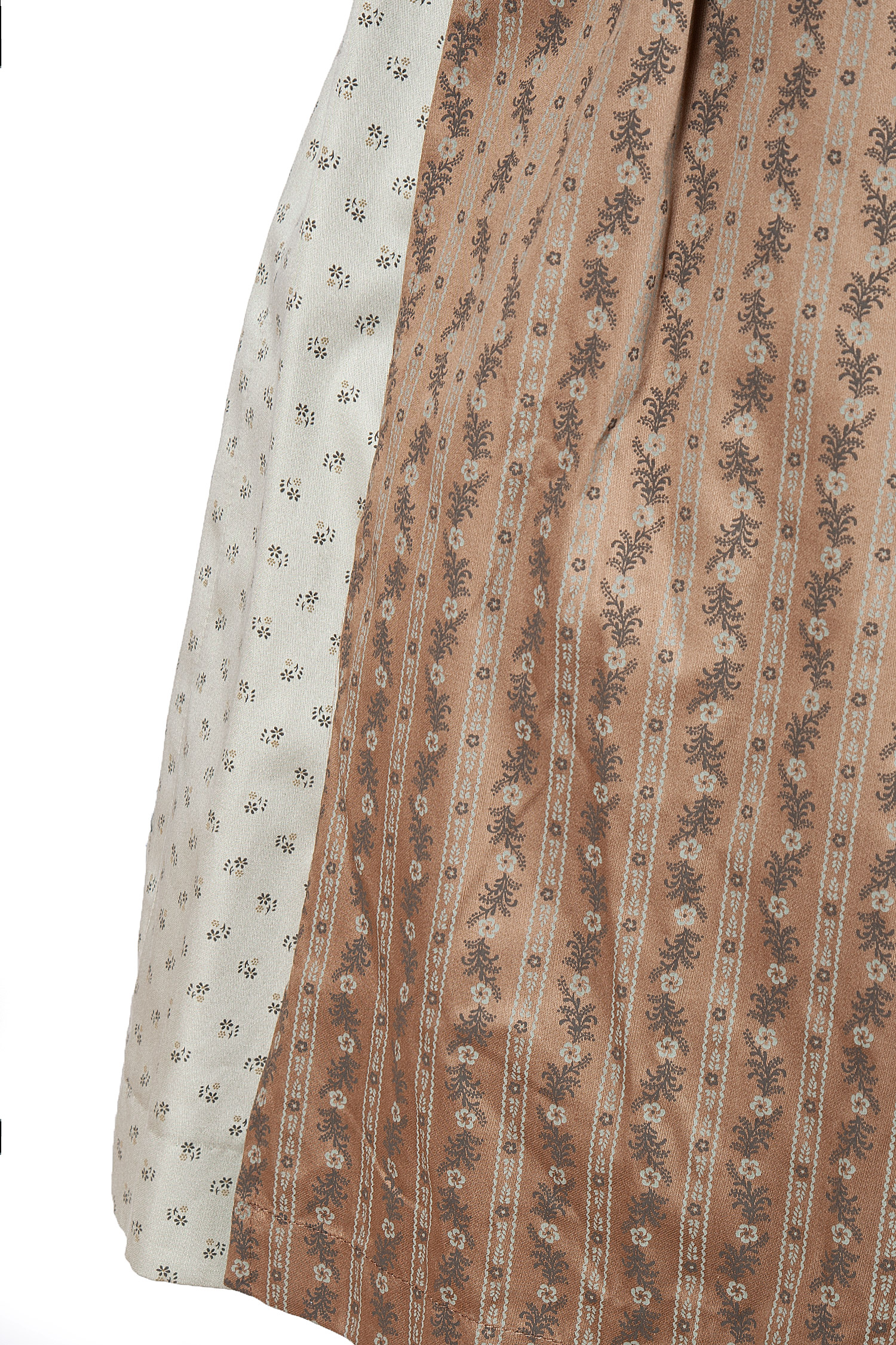 3091-1509-gn4-22-09d-2742 Dirndl hochgeschlossen in zartem hellgrün - Detail Schürze