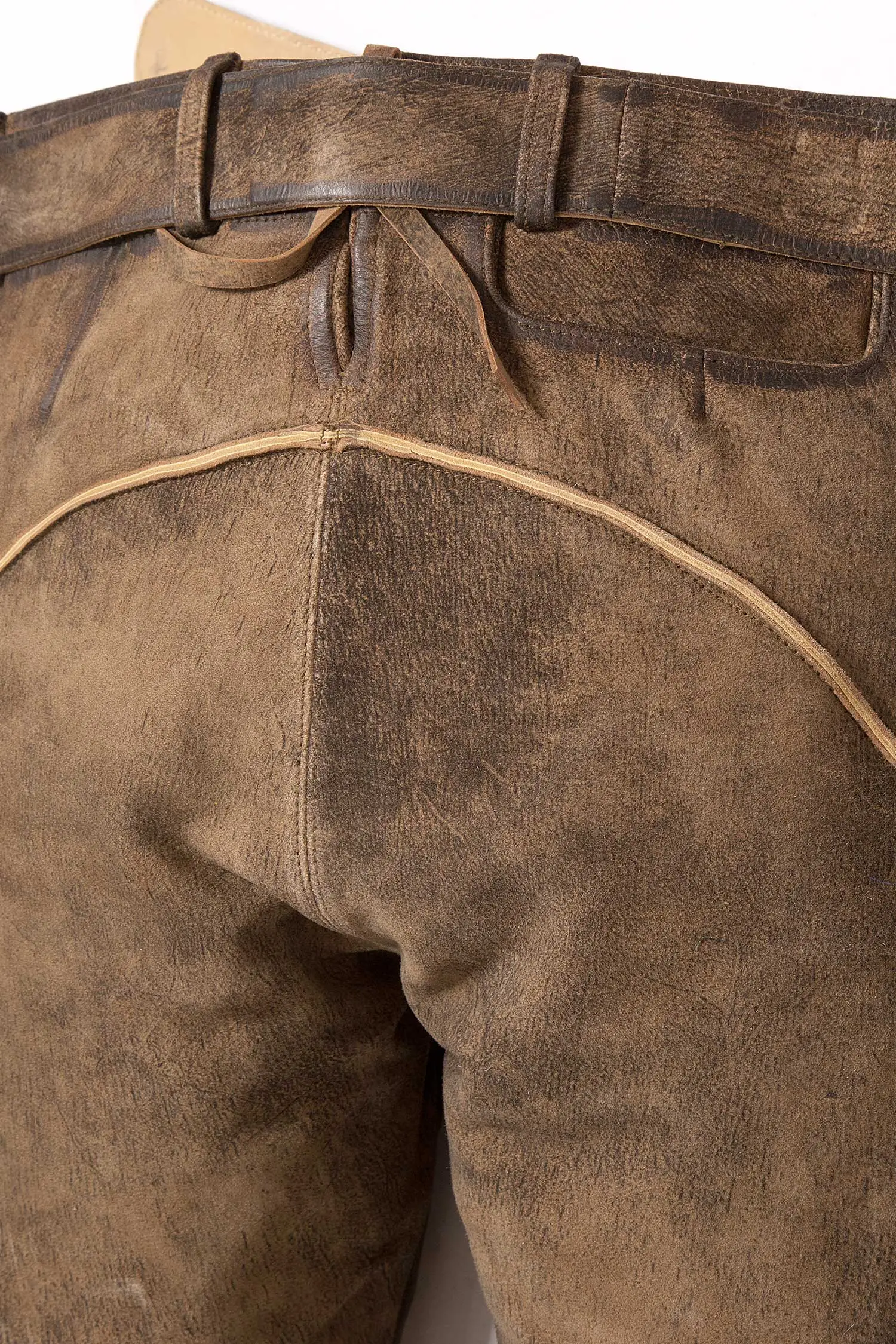 kurze-lederhose-mittelbraun-1611-1322-ba7-19-02e-4015-d Kurze Lederhose in mittelbraun von Hallodri hinten