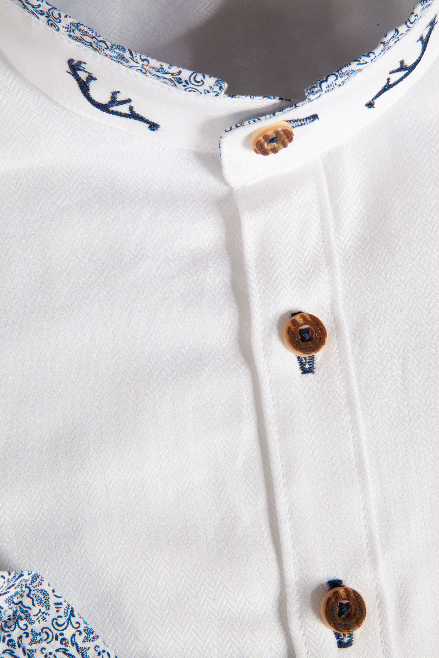 1506-0026-BL323-05-c6857c Trachtenhemd in weiß mit blauen Details - Detail Knöpfe