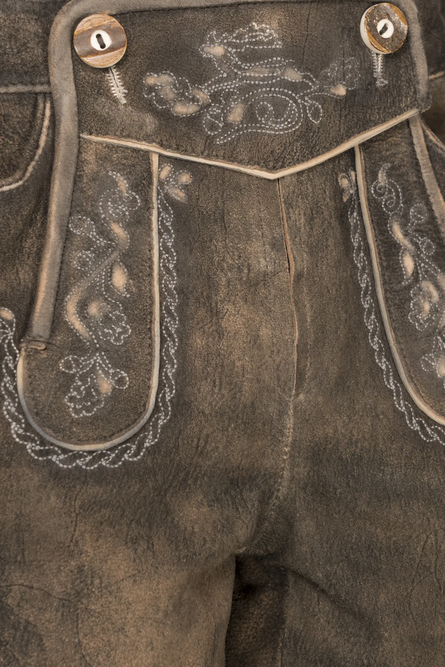 2611-1138-4gr-24-04-1704735 Lederhose Zellersee in Braun Detail Latz