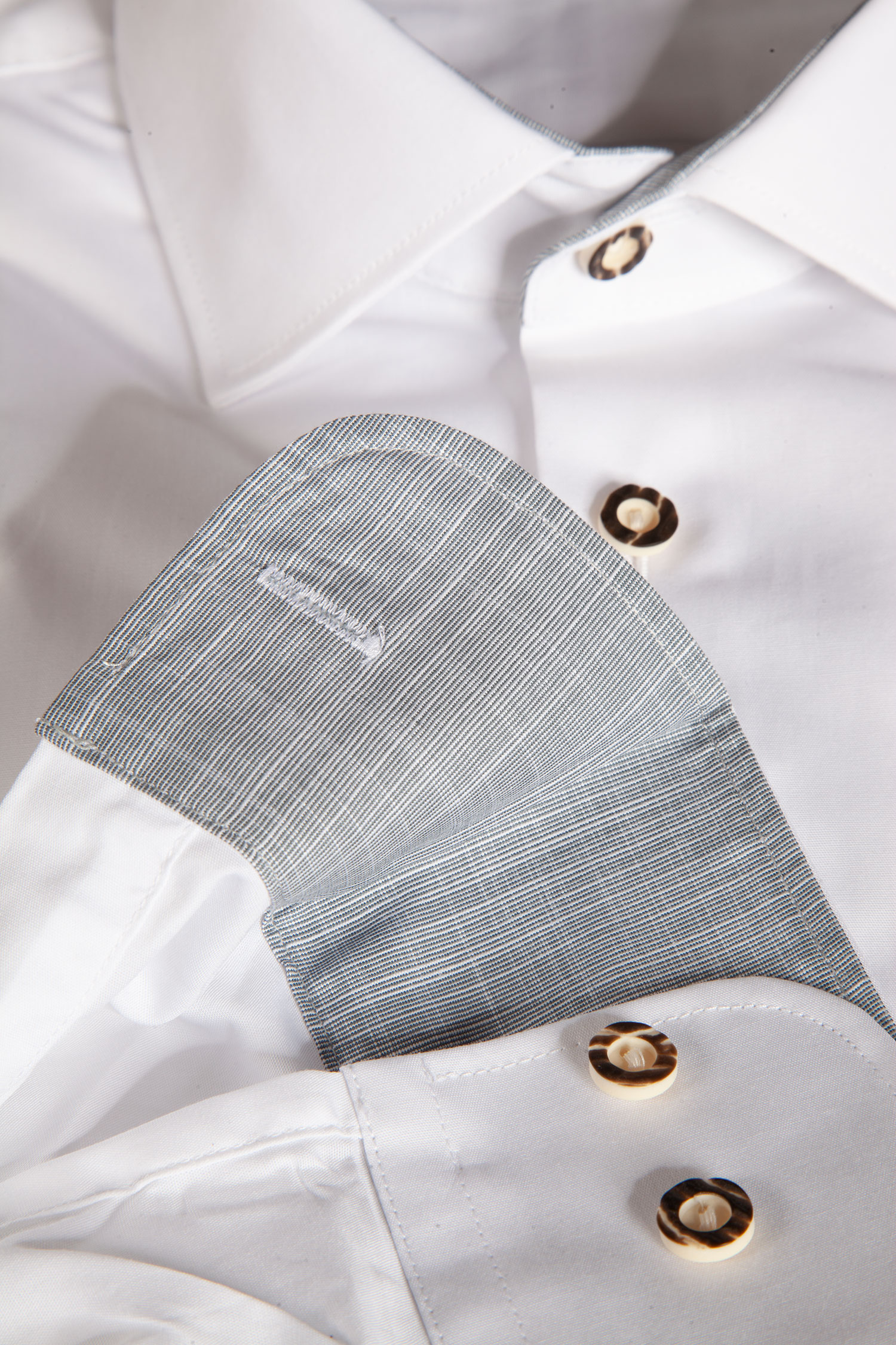 1514-1100-GR423-05-c6884b Trachtenhemd in weiß mit grauen Details - Detail Ärmel